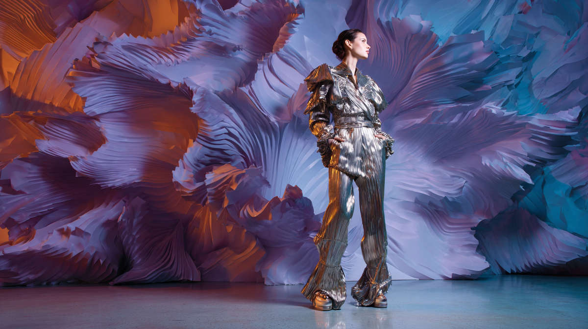 Marcando la altura en una pared con un libro sobre la cabeza